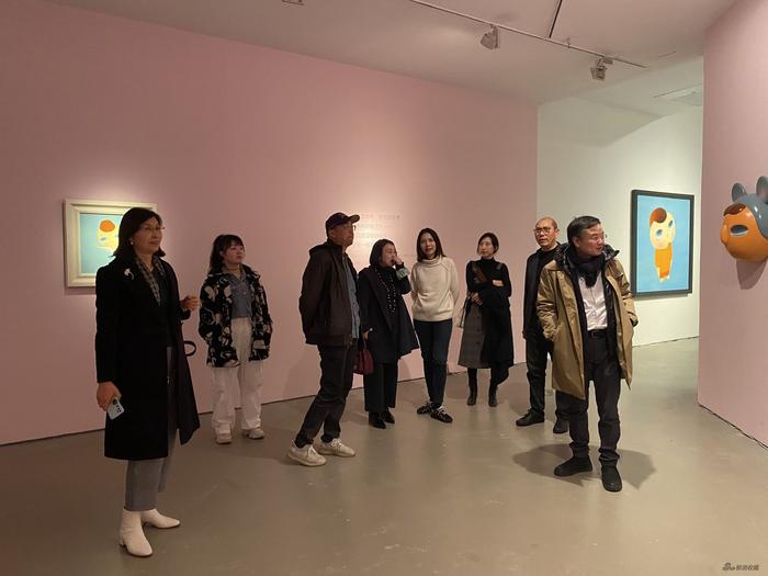 与会嘉宾观展现场