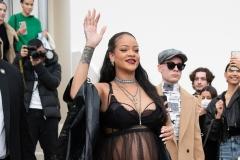 Rihanna出席DIOR巴黎秀场 黑色蕾丝长裙很敢很火辣