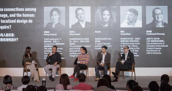 第二场对谈嘉宾以‘重新审视城市、图像与人的关系：今天的城市需要怎样的在地性设计？’展开，左起：邓圆也女士，水雁飞，MadC 女士，杨冕和张家豪。
