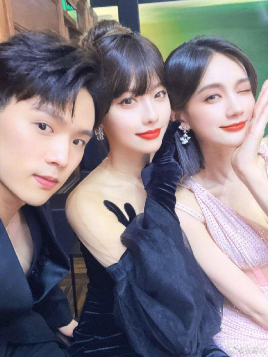 张嘉倪粉色抹胸长裙身材曼妙与李一桐同框比心画面养眼