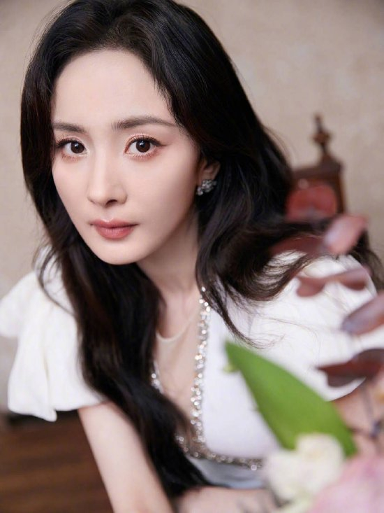 杨幂穿碎钻露腰白裙优雅迷人腰肢纤细少女感满满