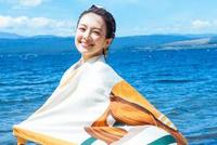 章子怡挑战大妈丝巾旅游照 原来丝巾还有这么多种玩法