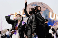 美拉德or酷帅黑 花少姐妹秦岚辛芷蕾皮衣造型有点酷