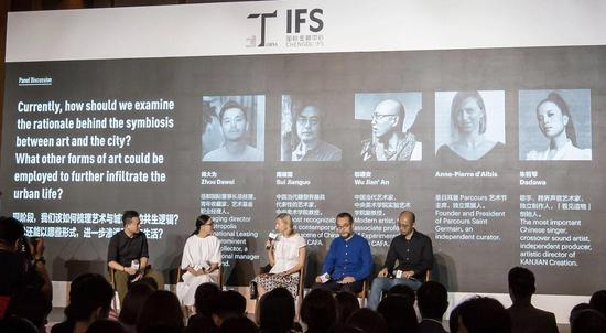 第一场对谈嘉宾围绕‘现阶段，我们该如何梳理艺术与城市间的共生逻辑？艺术还能以哪些形式，进一步渗透至城市生活？’展开讨论。左起：周大为，朱哲琴女士，Anne-Pierre d’Albis 女士，隋建国和邬建安
