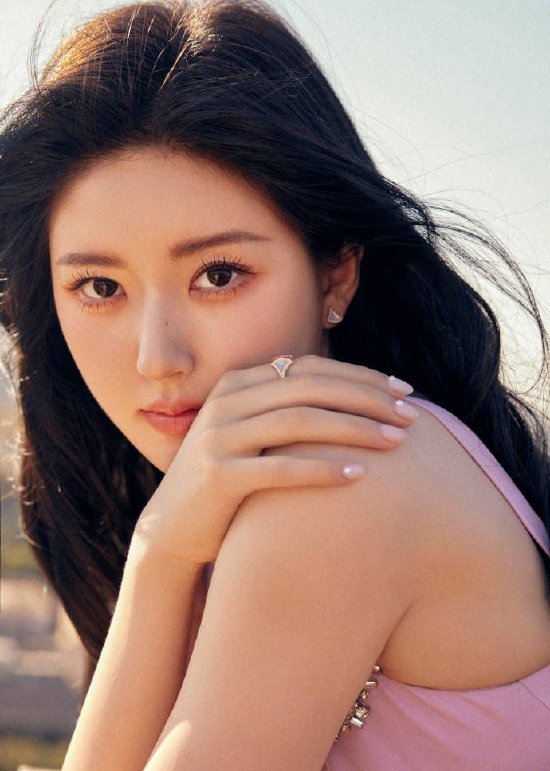 赵露思最新活动造型大片释出穿粉色吊带裙秀身材比例