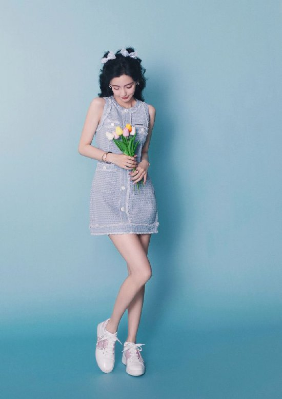 杨颖夏日感写真清爽又甜美穿蓝色短裙对镜比心