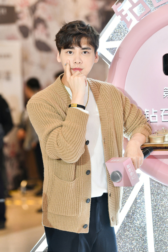 李易峰现场还原六福珠宝爱很美系列全新广告拍摄经典POSE