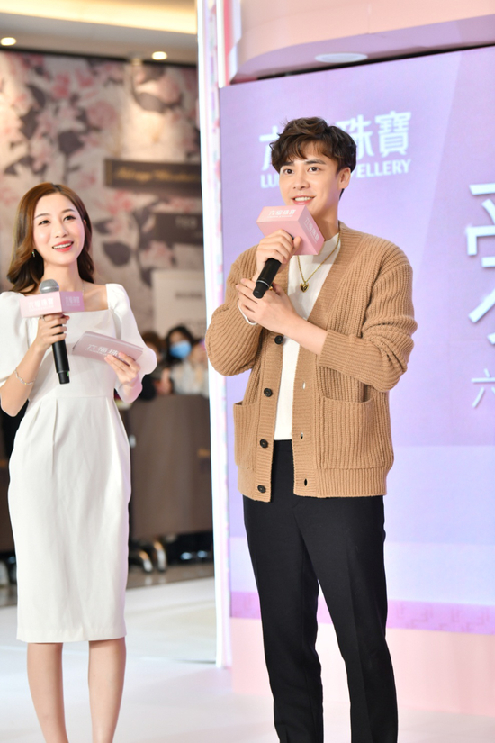 李易峰佩戴六福珠宝全新“峰”格黑‧潮系列新品帅气十足