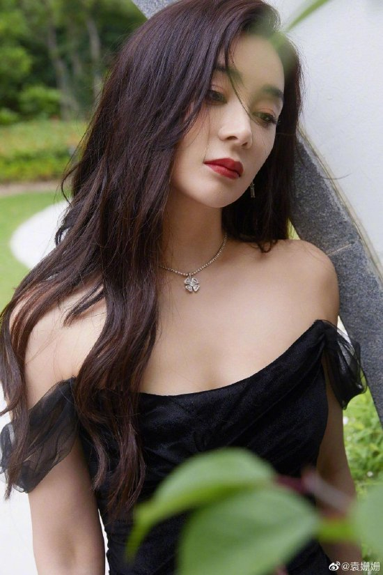 袁姗姗穿一字肩高开叉礼服大波浪卷发披肩温婉大气