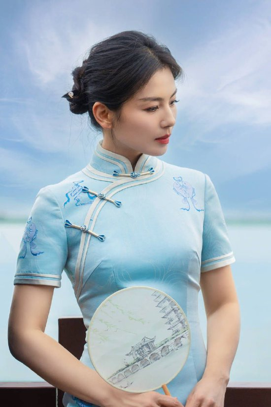 一组身穿素雅旗袍照曝光,她站在湖边满满江南味道,温婉从容端庄大气