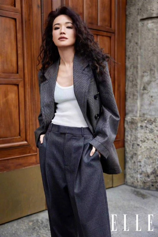 舒淇妆容清淡颜值在线着灰色西装气场拉满