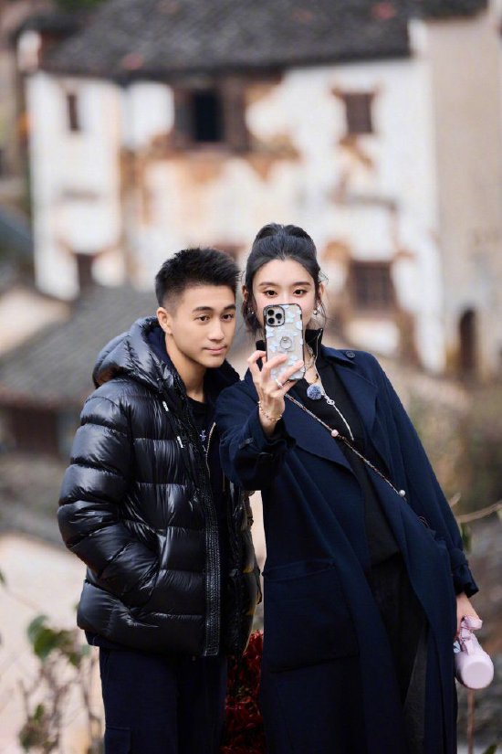 近日,奚梦瑶在微博上晒出与何猷君的同框合照,二人开心比耶,十分幸福