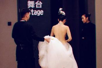 60岁杨丽萍背影惊艳