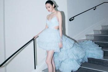 奚梦瑶蓝色云朵裙