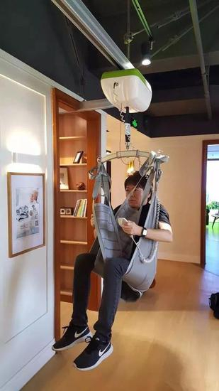 设计过程中本间贵老师在亲自体验位移器设施
