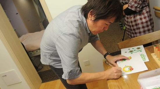 《梦想改造家》中本间老师亲自购买患病房主贴画