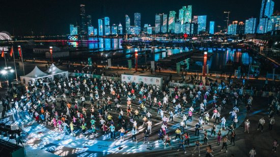 客人参与lululemon青岛奥林匹克帆船中心热汗课程，一起好状态