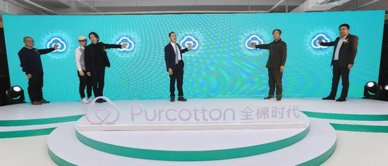 　　全棉时代总经理李建全先生、日本殿堂级摄影师上田義彥先生、国家地理中文网内容总监艾绍强先生、中国环境科学学会环境与生活杂志社社长翟建伟先生、大赛一等奖获得者王梓林先生共同主持“棉·自然·人”艺术光影展启动仪式