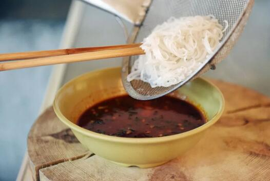 ▲&nbsp;栖凤渡鱼粉的特点就是红亮的汤汁