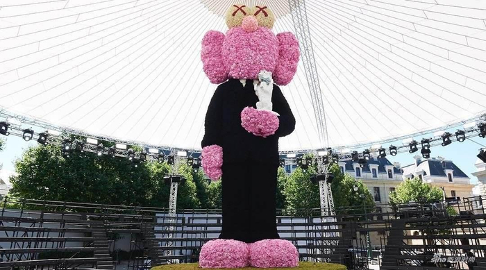 KAWS‘BFF’鲜花雕塑
