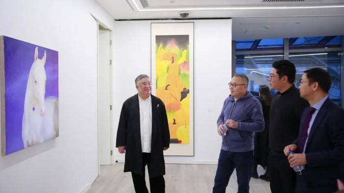 策展人 朱彤(左一)、收藏家 唐炬(左二)