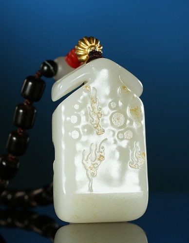 LOT3523 王一卜 和田玉籽料金蟾写意牌　6.1×3.5×1.5cm 82g