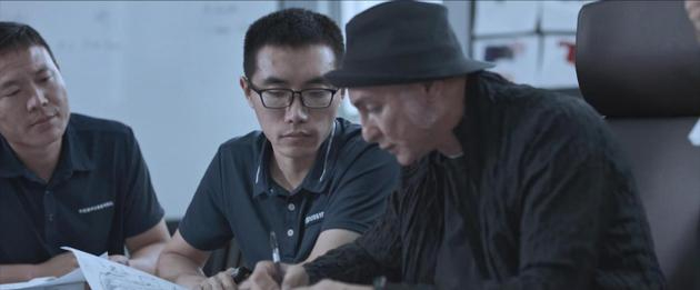 波司登设计师Pietro Ferragina与南极科考队员共同参与设计