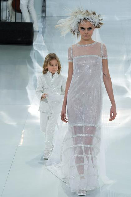 Chanel 2014春夏高级定制系列为Cara拖着裙摆