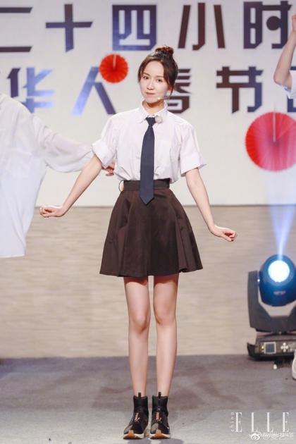长八字刘海搭配丸子头