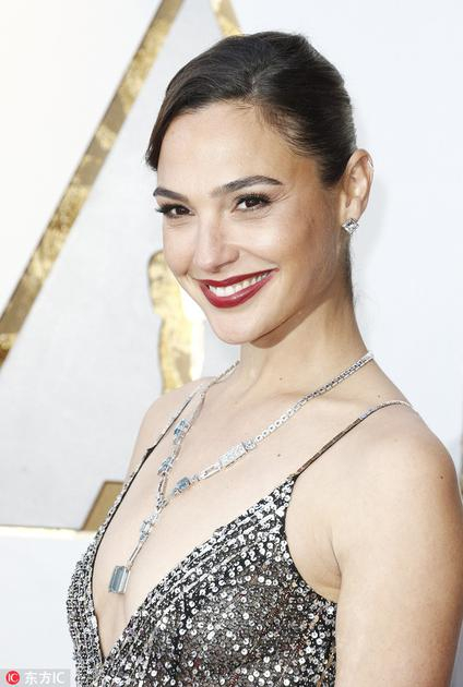 盖尔-加朵佩戴Tiffany & Co。蒂芙尼2018年Blue Book高级珠宝系列