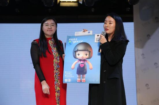 女童保护发起人孙雪梅现场发布了一款会说话的海报“勇敢的娃娃”