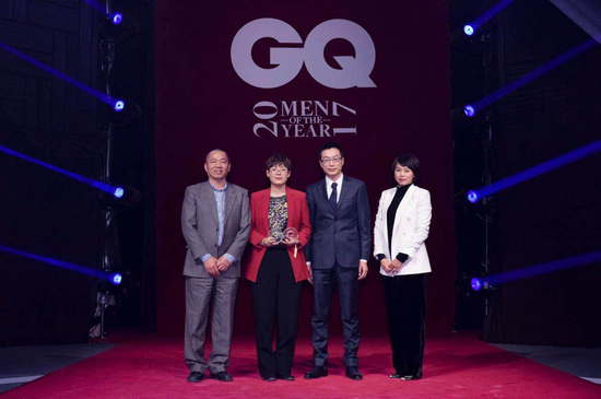 中国新闻社副社长、《智族GQ》杂志社社长夏春平先生为知识分子编辑部代表颁奖