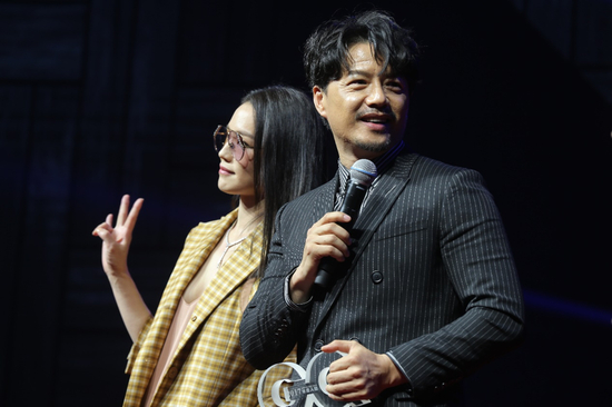 舒淇为段奕宏颁奖
