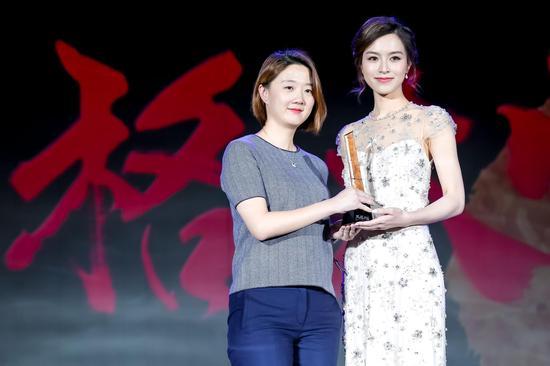 演员文咏珊为天梭表中国区市场总监张冰妮女士颁发“2017风格大赏” 年度腕表品牌奖杯。