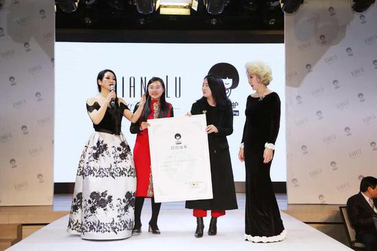 DIANA LU COUTURE精英时尚品牌创始人鲁京京和女童保护基金发起人孙雪梅为拍品获得者颁发证书