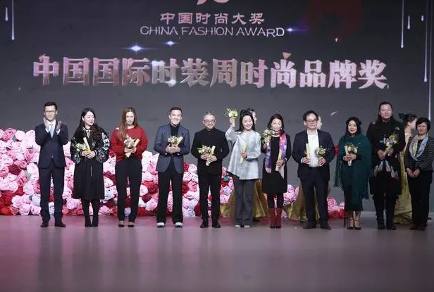 LALABOBO凭借 2018春夏系列“如梦泡影”，获得“最佳时尚品牌”奖
