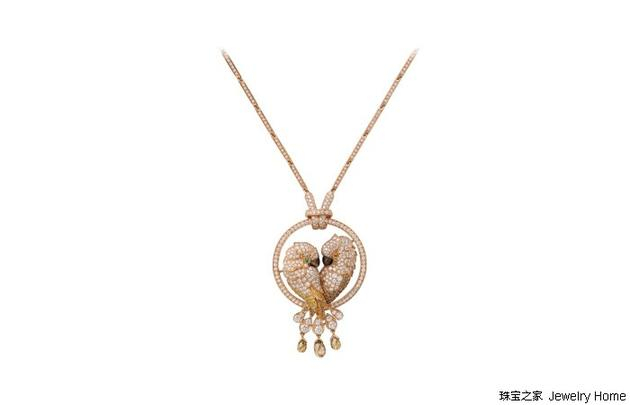 　　Cartier卡地亚LES OISEAUX LIBÉRÉS项链，18K玫瑰金，灰色珍珠母贝，沙弗莱石榴石，深橙色石榴石，白色、黄色、橙色和棕色钻石，售价：RMB 1，590，000