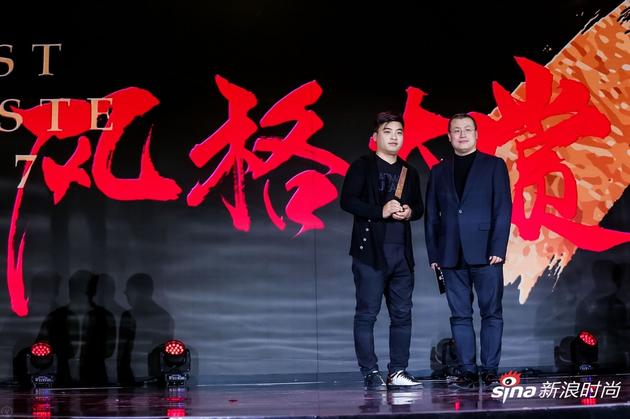 新浪网副总裁邓庆旭先生为世界最大的单口径球面射电望远镜（FAST）工作人员代表（左）颁发了“2017风格大赏年度视野”大奖