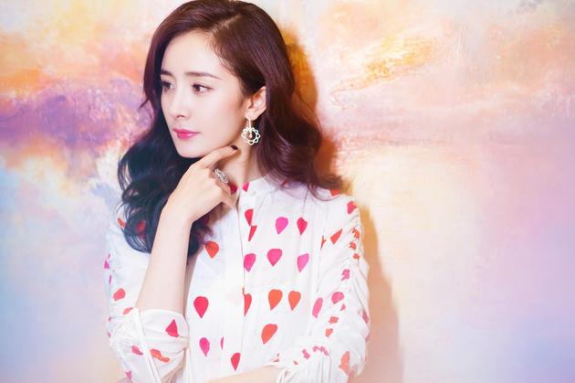 杨幂佩戴Piaget伯爵珠宝出席东方卫视跨年盛典