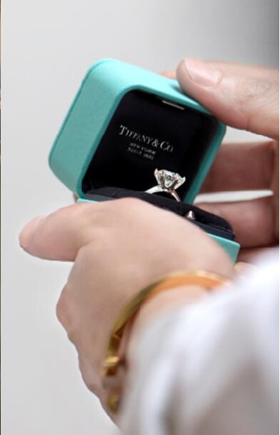 装在蒂芙尼臻爱蓝盒内的蒂芙尼The Tiffany Setting六爪镶嵌订婚钻戒