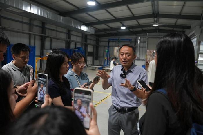 中海储能副总经理张鹏介绍企业情况