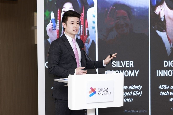 联合国妇女署中国办公室伙伴关系主管王楚乔先生宣讲《中国重大社会性别趋势和商业启示》。©UN Women