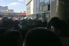 官方通报北京西站大量旅客滞留：因大风京广高铁接触网挂异物致晚点，供电系统已恢复