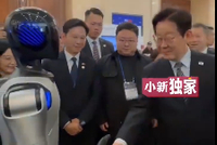 李在明与中国机器人握手