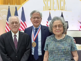 黄仁勋获颁国家科学奖章，老爸老妈也到场了