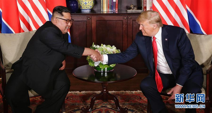 6月12日，朝鲜最高领导人金正恩（左）与美国总统特朗普在新加坡举行会晤。这是数十年来两国在任最高领导人的首次会面。（图片来源：新华网）