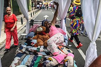 庆懒惰日 民众上街睡觉