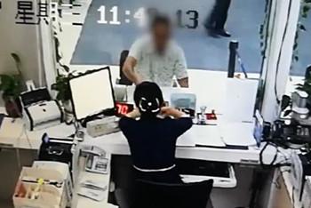 鬼手换钞男子1秒偷2千