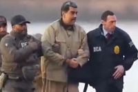 马杜罗与妻子纽约再出庭：戴脚镣明显消瘦 用英语问好 撤案请求遭驳回