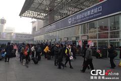 列车晚点怎么办？旅客滞留北京西站3个半小时 朋友圈呼唤凑牌局